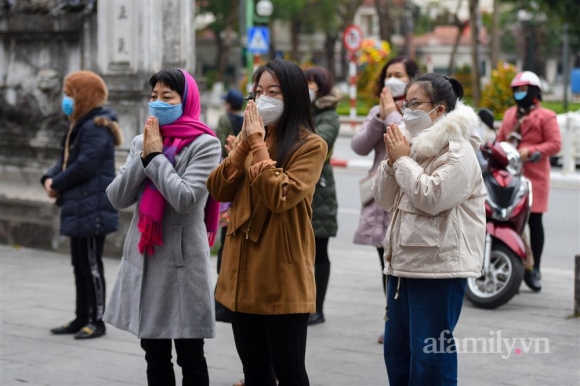3 Ha Noi Nguoi Dan Toi Chua Vai Vong Cau Binh An Trong Ngay Mung 1 Tet