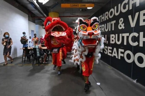 4 Hinh Anh Nguoi Dan Cac Nuoc Tung Bung Don Tet Nham Dan