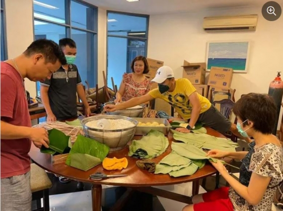 15 Nguoi Viet O Chau Phi A Au Don Tet Nang Niu Lo Dua Hanh Chiec Banh Tet