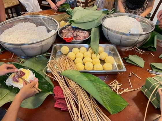 16 Nguoi Viet O Chau Phi A Au Don Tet Nang Niu Lo Dua Hanh Chiec Banh Tet