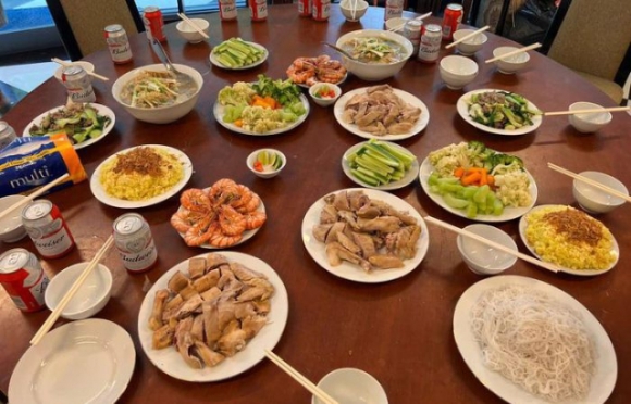 17 Nguoi Viet O Chau Phi A Au Don Tet Nang Niu Lo Dua Hanh Chiec Banh Tet