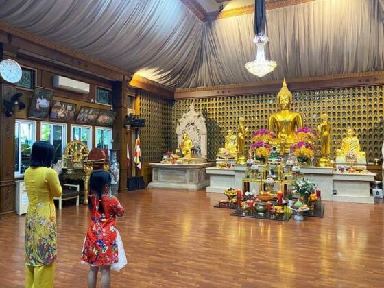 18 Nguoi Viet O Chau Phi A Au Don Tet Nang Niu Lo Dua Hanh Chiec Banh Tet