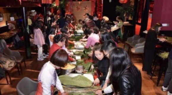 1 Am Ap Ngay Hoi Goi Banh Chung Mung Xuan Nham Dan Cua Cong Dong Nguoi Viet Tai Thuong Hai Trung Quoc