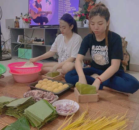 1 Nguoi Viet O Chau Phi A Au Don Tet Nang Niu Lo Dua Hanh Chiec Banh Tet