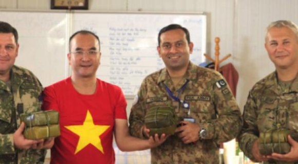 2 Linh Mu Noi Xanh Goi Banh Chung Viet Nam