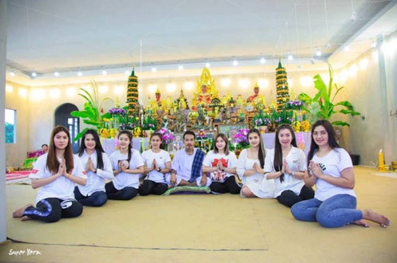 4 Nguoi Dan Ong Song Hoa Hop Voi 8 Vo Tre