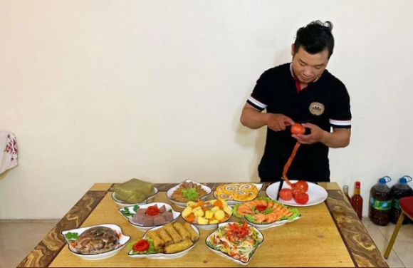 4 Nguoi Viet O Chau Phi A Au Don Tet Nang Niu Lo Dua Hanh Chiec Banh Tet