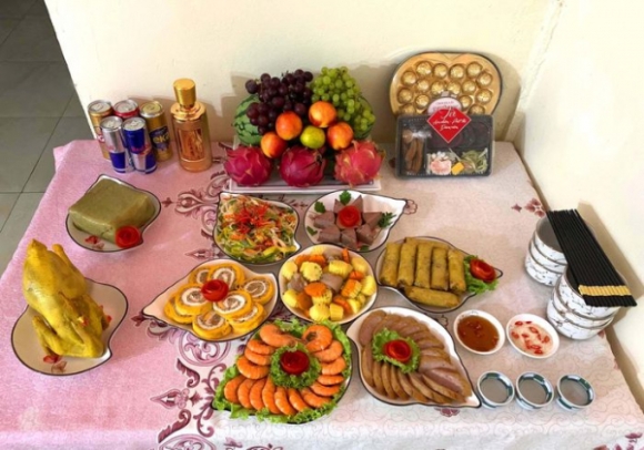 5 Nguoi Viet O Chau Phi A Au Don Tet Nang Niu Lo Dua Hanh Chiec Banh Tet