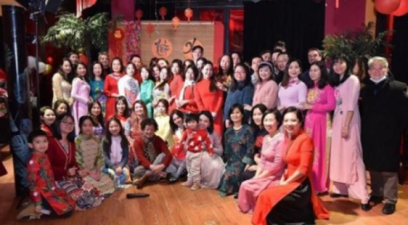 6 Am Ap Ngay Hoi Goi Banh Chung Mung Xuan Nham Dan Cua Cong Dong Nguoi Viet Tai Thuong Hai Trung Quoc