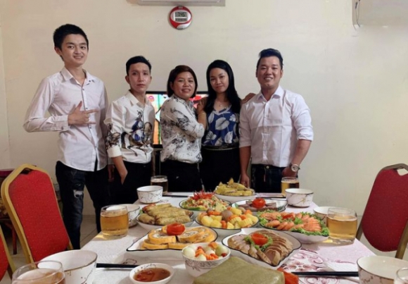 6 Nguoi Viet O Chau Phi A Au Don Tet Nang Niu Lo Dua Hanh Chiec Banh Tet