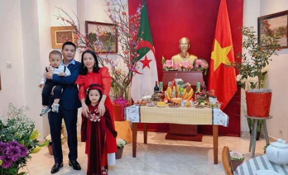 7 Nguoi Viet O Chau Phi A Au Don Tet Nang Niu Lo Dua Hanh Chiec Banh Tet