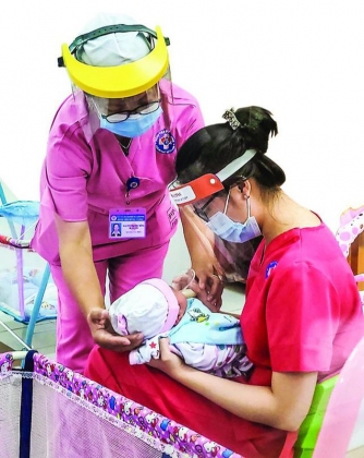 2 Nguoi Me Dac Biet Giua Tam Dich Khac Nghiet