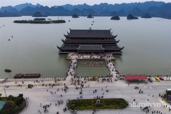 3 Hang Nghin Nguoi Di Le Chua Tam Chuc Ngay Mung 3 Tet Nhung Khong Con Canh Chen Lan