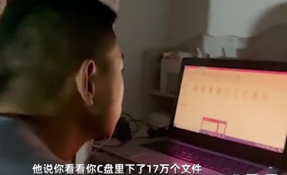 1 Chang Trai Phat Hien Dieu Kho Tin Khi Sua May Tinh Cho Ban Gai