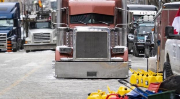 1 Doan Xe Bieu Tinh Lam Te Liet Trung Tam Thu Do Canada