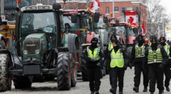 3 Doan Xe Bieu Tinh Lam Te Liet Trung Tam Thu Do Canada