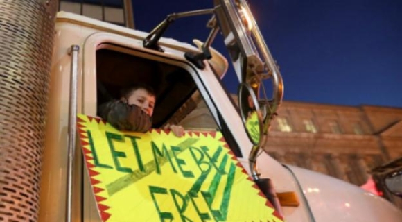 5 Doan Xe Bieu Tinh Lam Te Liet Trung Tam Thu Do Canada