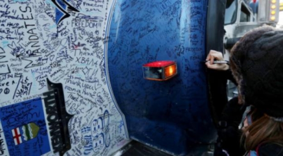 6 Doan Xe Bieu Tinh Lam Te Liet Trung Tam Thu Do Canada