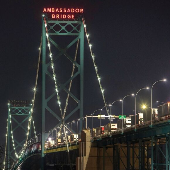 3 Xe Tai Bieu Tinh Phan Doi Tiem Chung Khien Cay Cau Huyet Mach My Canada Tac Cung