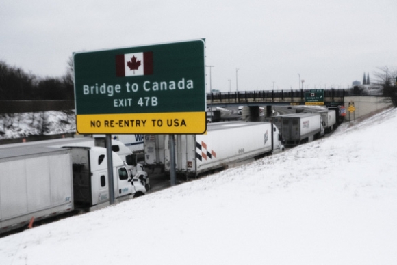 4 Xe Tai Bieu Tinh Phan Doi Tiem Chung Khien Cay Cau Huyet Mach My Canada Tac Cung