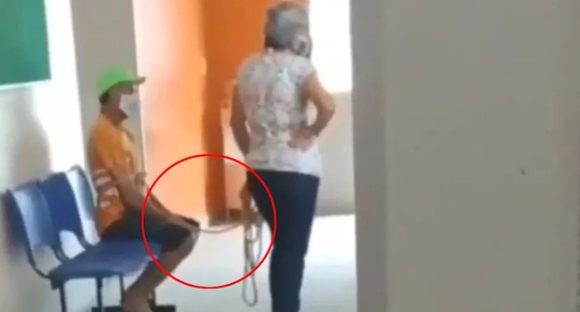 1 Chong Bi Vo Troi Chat Dat Den Ngoi Ngoan Ngoan Truoc Cua Phong Kham Khien Ai Cung Soc