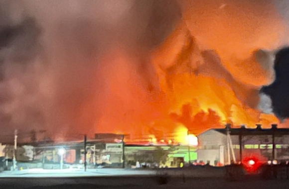 1 Nha May Banh Gao Nhat Ban Chay Suot Dem