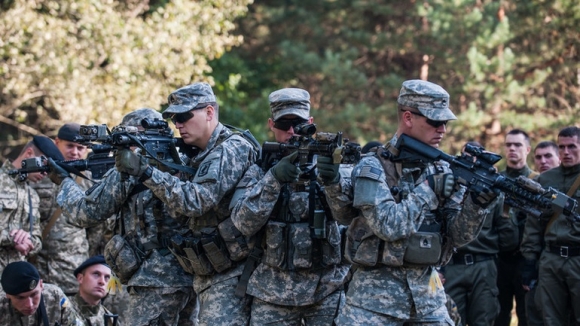 1 My Anh Cap Tap Rut Quan Khoi Ukraine Khi Chao Lua Bien Gioi Nong Len