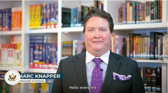 1 Tan Dai Su My Dai Dich Cang Dua Viet   My Xich Lai Gan Nhau