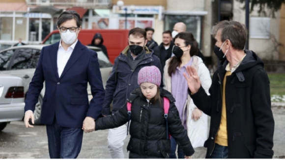 1 Tong Thong Dich Than Dua Be Gai Bi Bat Nat Toi Truong