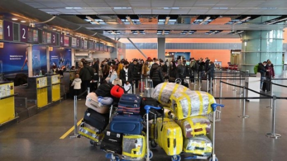 1 Buc Tranh Trai Nguoc Tai San Bay O Ukraine