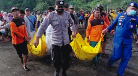 1 Indonesia 10 Nguoi Tu Vong Vi Bi Song Cuon Troi Khi Ngoi Thien
