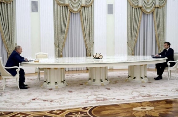 1 Tranh Cai Nguon Goc Chiec Ban Sieu Dai Tong Thong Putin Dung Tiep Khach