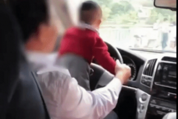 Tài xế cho trẻ nhỏ đứng bám vô lăng rồi ngã lộn nhào