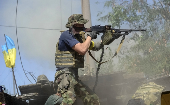 1 Nong Toan Quan Cua Ukraine Bi Bao Vay O Donetsk Giao Tranh Ac Liet