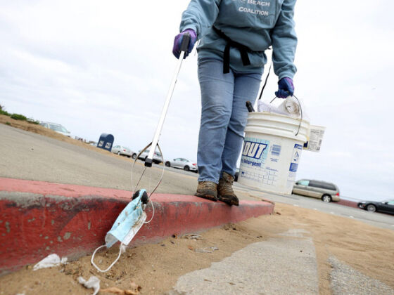 4 The Gioi Vut Bo 3 Trieu Khau Trang Y Te Moi Phut Mot Nui Rac Tich Tu Thanh Qua Bom No Cham Gay Ra Tham Hoa Moi Truong