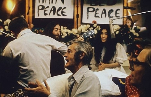 1 Bai Hat Give Peace A Chance Cua John Lennon Thoi Phan Doi Chien Tranh Viet Nam Lai Vang Len Khap Chau Au
