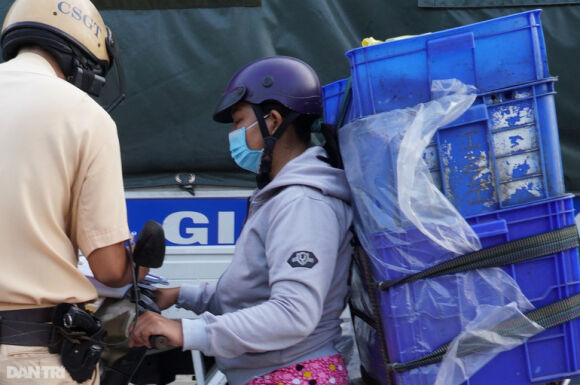 1 Nguoi Phu Nu Bat Khoc Vi So Ca Chet Khi Bi Xu Phat Cho Hang Cong Kenh