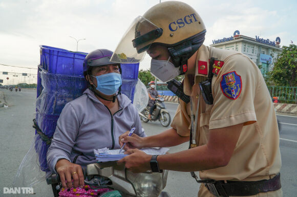 2 Nguoi Phu Nu Bat Khoc Vi So Ca Chet Khi Bi Xu Phat Cho Hang Cong Kenh