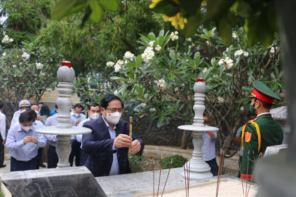 1 Thu Tuong Pham Minh Chinh Dang Huong Tai Khu Tuong Niem Chien Si Gac Ma