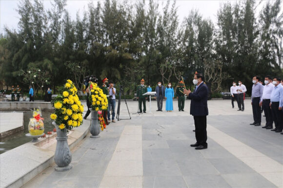 4 Thu Tuong Pham Minh Chinh Dang Huong Tai Khu Tuong Niem Chien Si Gac Ma