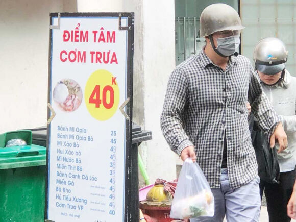 1 Nguoi Lao Dong Quay Cuong Trong Con Bao Gia