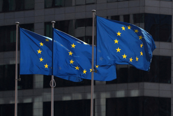 1 Eu Thong Qua Loat Trung Phat Moi Doi Voi Nga Gom Cam Dau Tu Vao Nang Luong