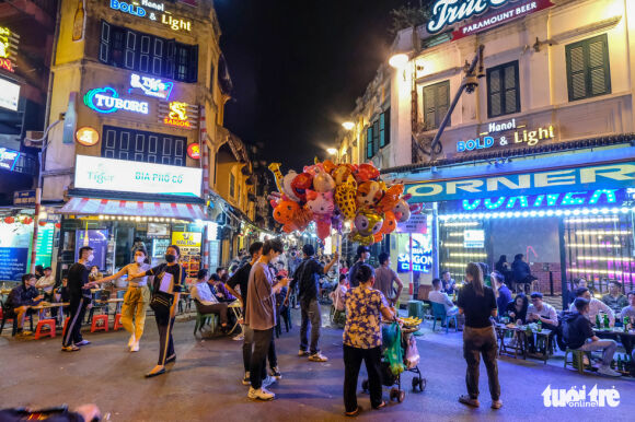 1 Nam Thanh Nu Tu Ha Noi Do Bo Cac Pho An Dem Sau Khi Hang Quan Duoc Mo Sau 21h
