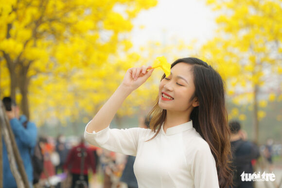 1 Nguoi Ha Noi Tap Nap Den Check In Duong Hoa Phong Linh Vang Ruc