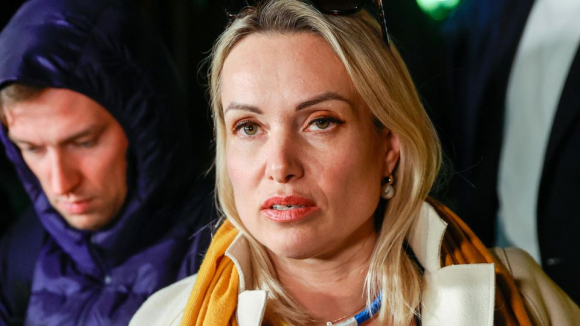 1 Nha Bao Truyen Hinh Nga Ovsyannikova Lo So Cho Su An Toan Cua Co Va Cac Con