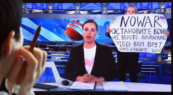 3 Nha Bao Truyen Hinh Nga Ovsyannikova Lo So Cho Su An Toan Cua Co Va Cac Con