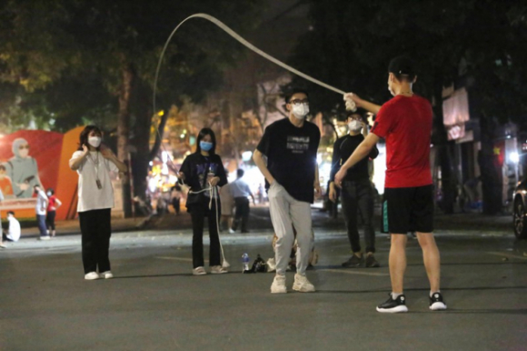 10 Nguoi Ha Noi Va Du Khach Nuom Nuop Dao Pho Di Bo Ho Guom