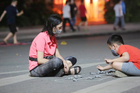 11 Nguoi Ha Noi Va Du Khach Nuom Nuop Dao Pho Di Bo Ho Guom