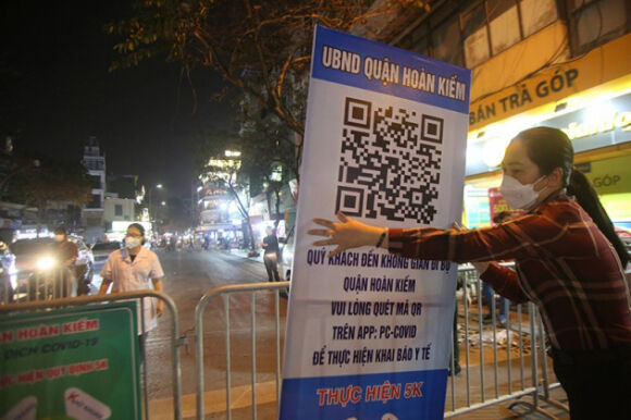 12 Nguoi Ha Noi Va Du Khach Nuom Nuop Dao Pho Di Bo Ho Guom