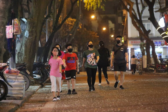 1 Nguoi Ha Noi Va Du Khach Nuom Nuop Dao Pho Di Bo Ho Guom